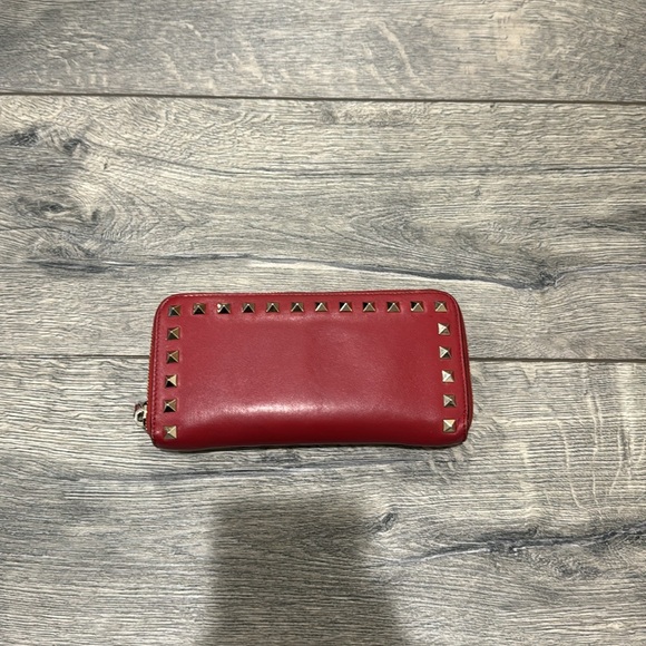 • VALENTINO GARAVANI • Calfskin Rockstud Zip Around Wallet Rosso Valentino Red - Picture 4 of 9